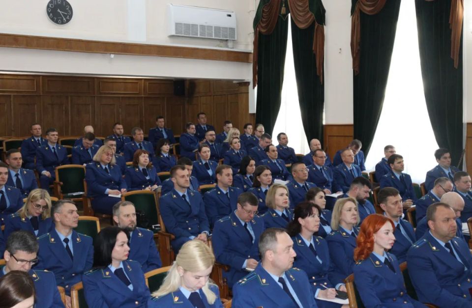 В прокуратуре Крыма состоялось заседание коллегии, посвященное вопросам рассмотрения обращений и приема граждан В прокуратуре Крыма состоялось заседание коллегии, посвященное вопросам рассмотрения обращений и приема граждан