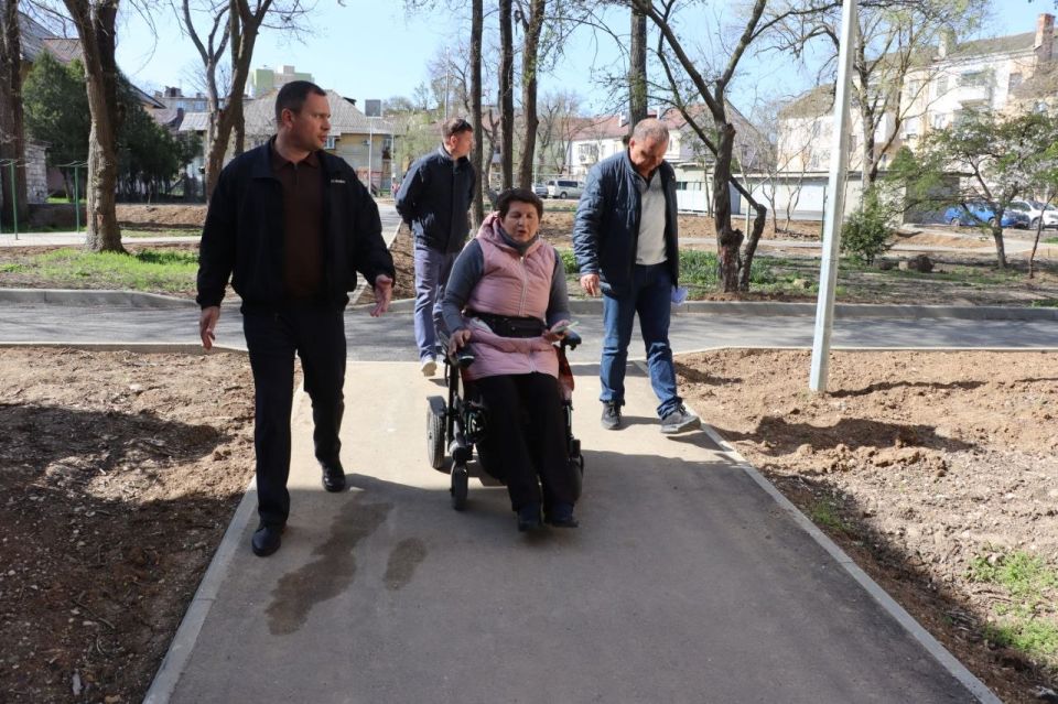 Завершается благоустройство дворов по ул. Славы, Войкова, Казакова Завершается благоустройство дворов по ул. Славы, Войкова, Казакова