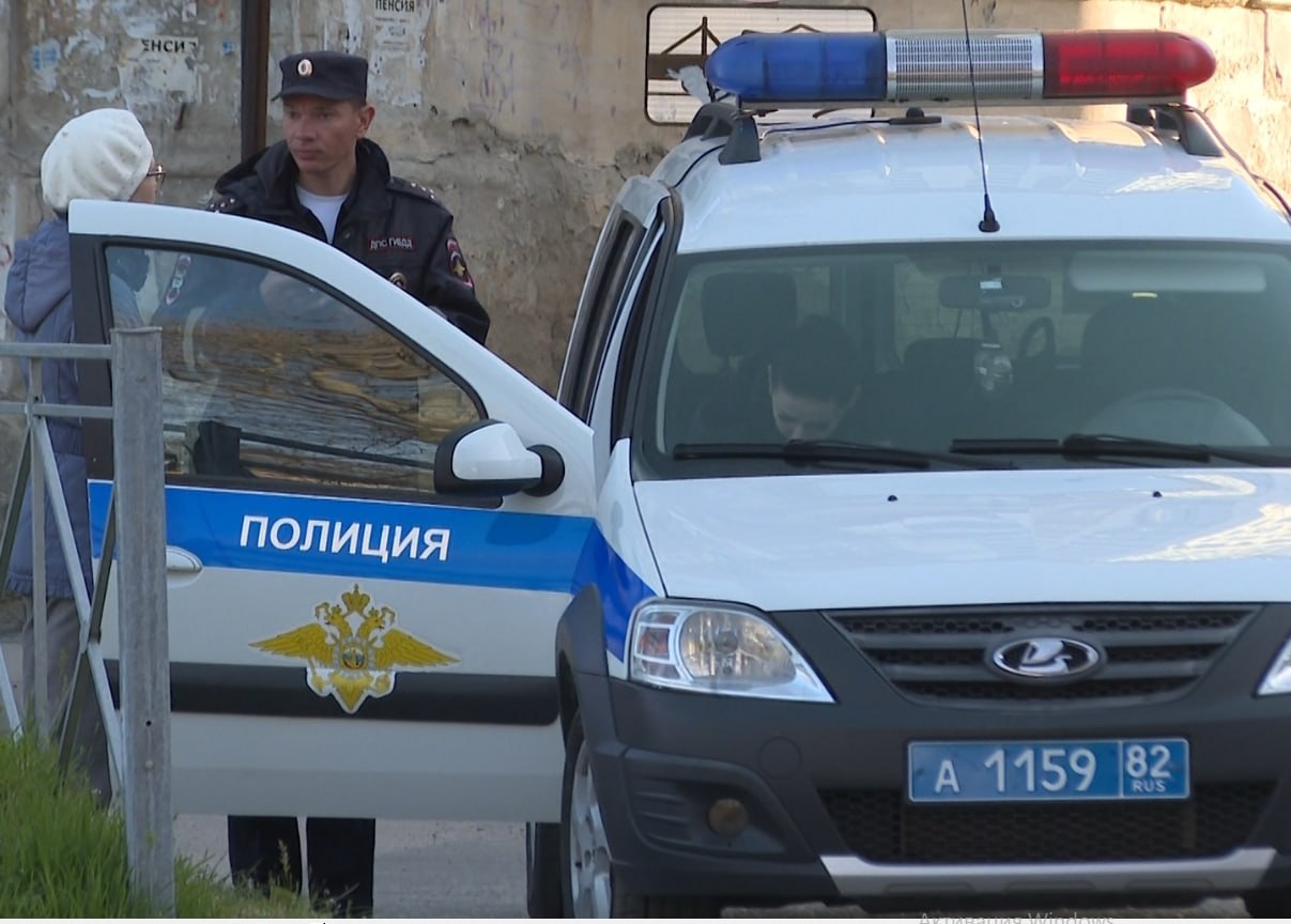 Пресечь нарушения. Переход улицы в неположенном месте – 200 таких нарушений пресекли сотрудники Госавтоинспекции во время профилактического рейда в Симферополе Пресечь нарушения. Переход улицы в неположенном месте – 200 таких нарушений пресекли сотрудники Госавтоинспекции во время профилактического рейда в Симферополе