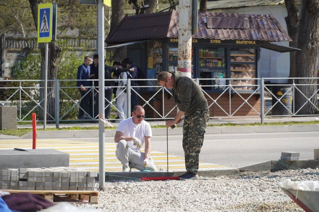 Продолжается работа по комплексному ремонту общественной территории в районе остановки «Фабрикакухня» Продолжается работа по комплексному ремонту общественной территории в районе остановки «Фабрикакухня»