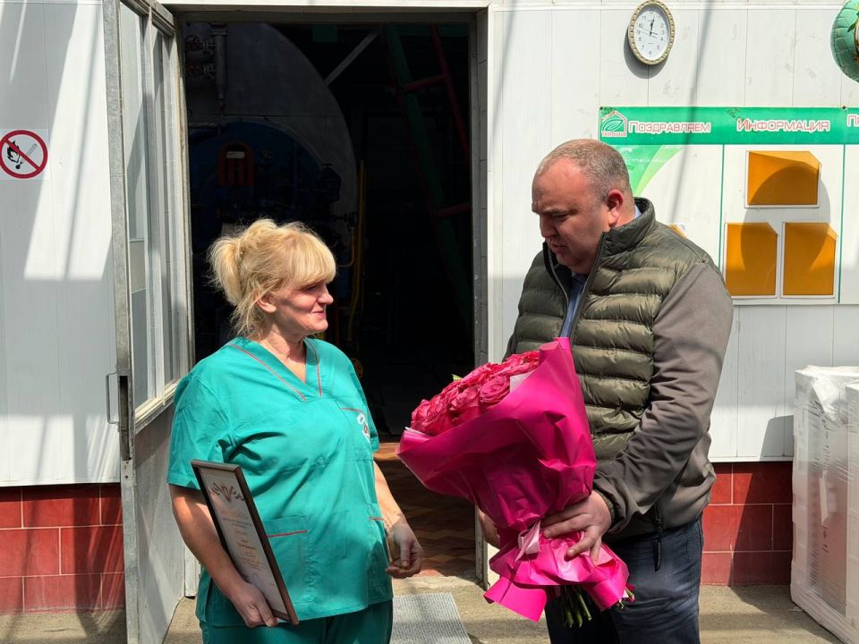 Вручил благодарственную грамоту Министерства сельского хозяйства Республики Крым Коваль Оксане, овощеводу ООО «Крымтеплица»