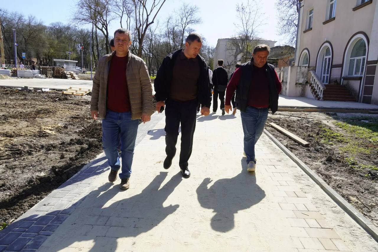 Продолжается работа по комплексному ремонту общественной территории в районе остановки «Фабрикакухня» Продолжается работа по комплексному ремонту общественной территории в районе остановки «Фабрикакухня»