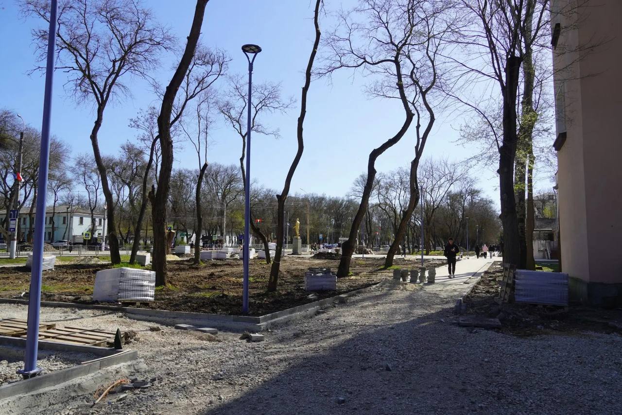 Продолжается работа по комплексному ремонту общественной территории в районе остановки «Фабрикакухня» Продолжается работа по комплексному ремонту общественной территории в районе остановки «Фабрикакухня»