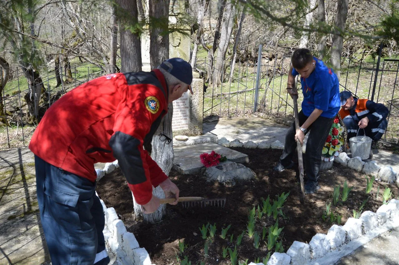 Сотрудники ГКУ РК "КРЫМ-СПАС" продолжают акцию по благоустройству памятных мест ВОВ Сотрудники ГКУ РК "КРЫМ-СПАС" продолжают акцию по благоустройству памятных мест ВОВ
