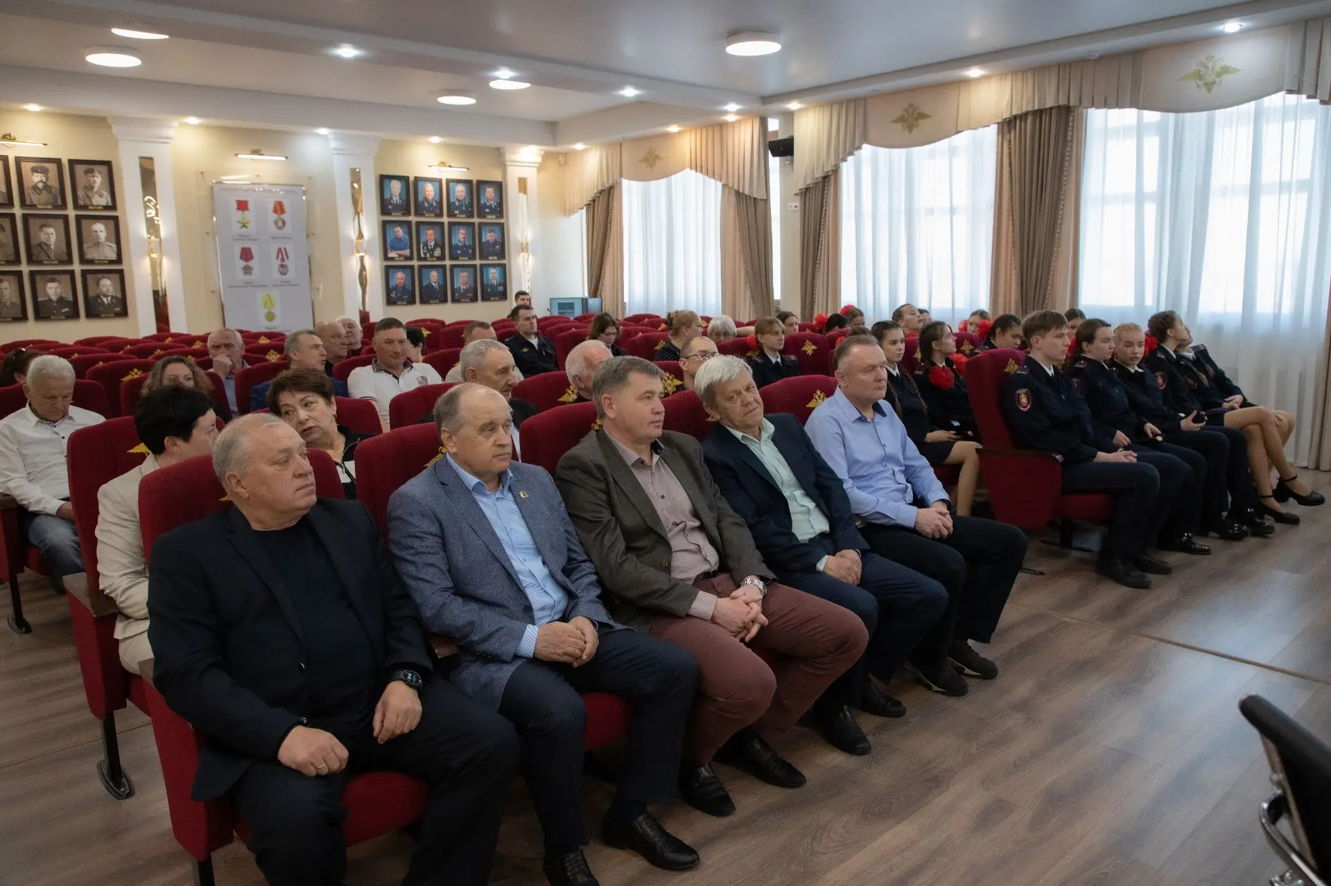 Начальник Управления МВД России по г.Севастополю генерал-майор полиции Сергей Сигунов поздравил ветеранов ОВД с предстоящим праздником Начальник Управления МВД России по г.Севастополю генерал-майор полиции Сергей Сигунов поздравил ветеранов ОВД с предстоящим праздником