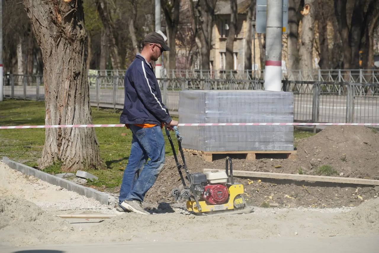 Продолжается работа по комплексному ремонту общественной территории в районе остановки «Фабрикакухня» Продолжается работа по комплексному ремонту общественной территории в районе остановки «Фабрикакухня»