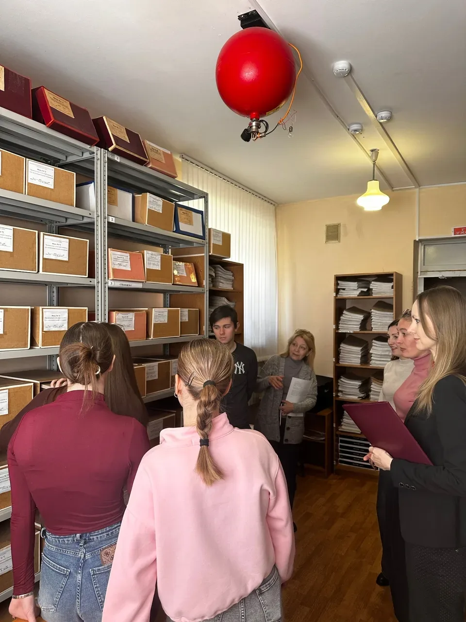 Архивисты администрации провели экскурсию для будущих юристов