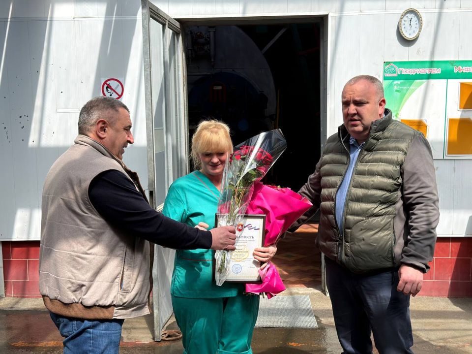 Вручил благодарственную грамоту Министерства сельского хозяйства Республики Крым Коваль Оксане, овощеводу ООО «Крымтеплица» Вручил благодарственную грамоту Министерства сельского хозяйства Республики Крым Коваль Оксане, овощеводу ООО «Крымтеплица»