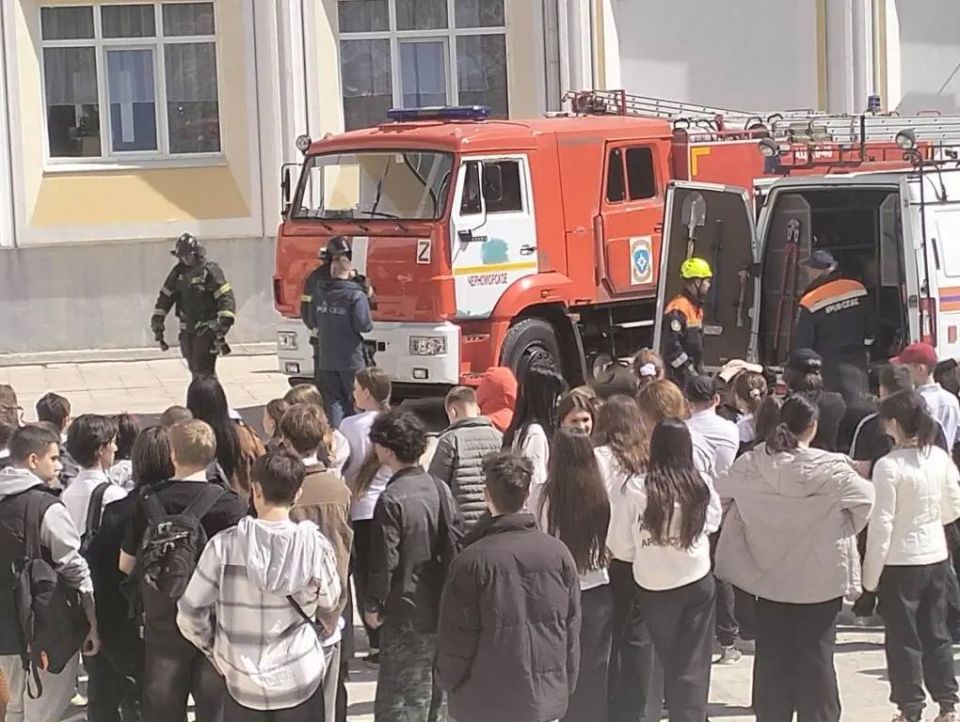 Александр Дудинов: Сегодня под девизом «Управление экологическими рисками для устойчивого и жизнеспособного будущего» на базе Черноморской средней школы №3 им. Ф. Пудовкина прошёл масштабный районный урок безопасности Александр Дудинов: Сегодня под девизом «Управление экологическими рисками для устойчивого и жизнеспособного будущего» на базе Черноморской средней школы №3 им. Ф. Пудовкина прошёл масштабный районный урок безопасности