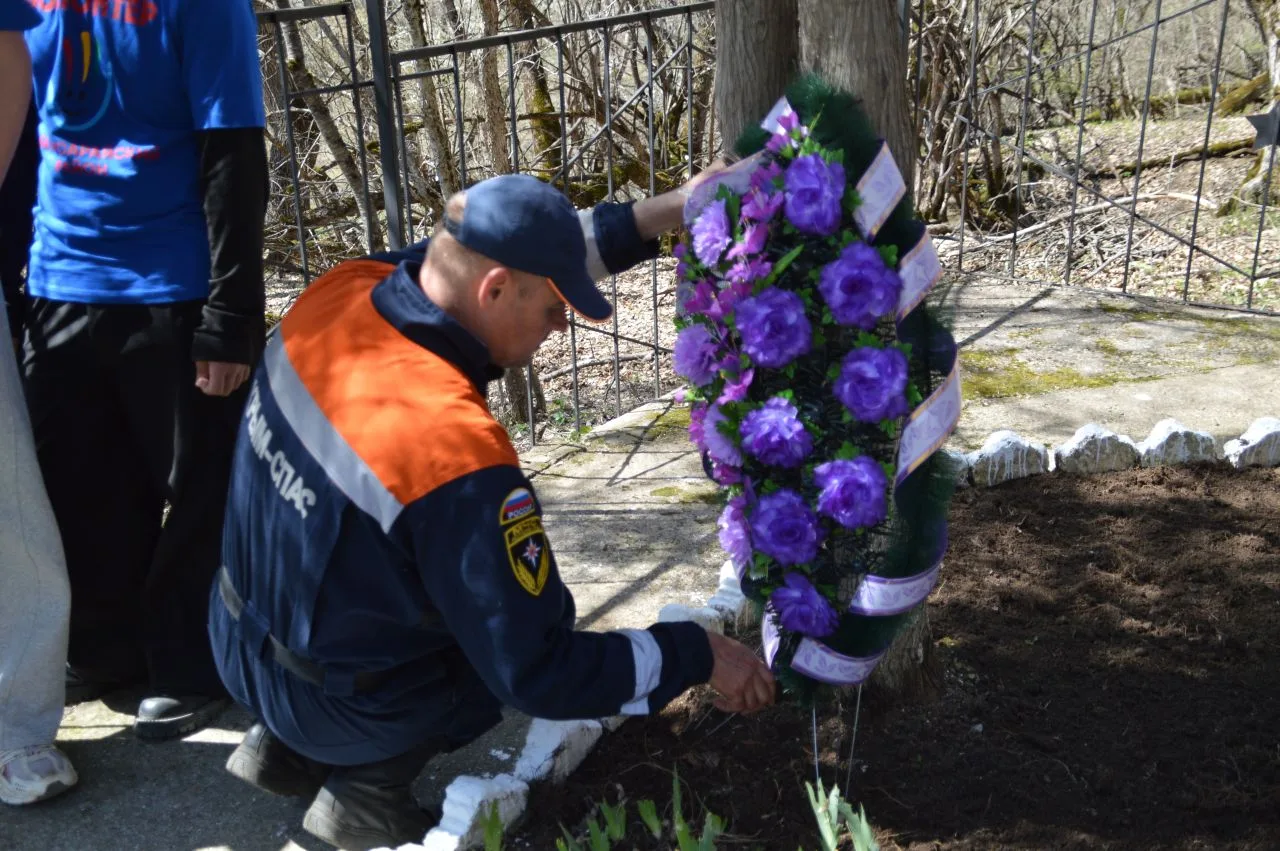 Сотрудники ГКУ РК "КРЫМ-СПАС" продолжают акцию по благоустройству памятных мест ВОВ Сотрудники ГКУ РК "КРЫМ-СПАС" продолжают акцию по благоустройству памятных мест ВОВ