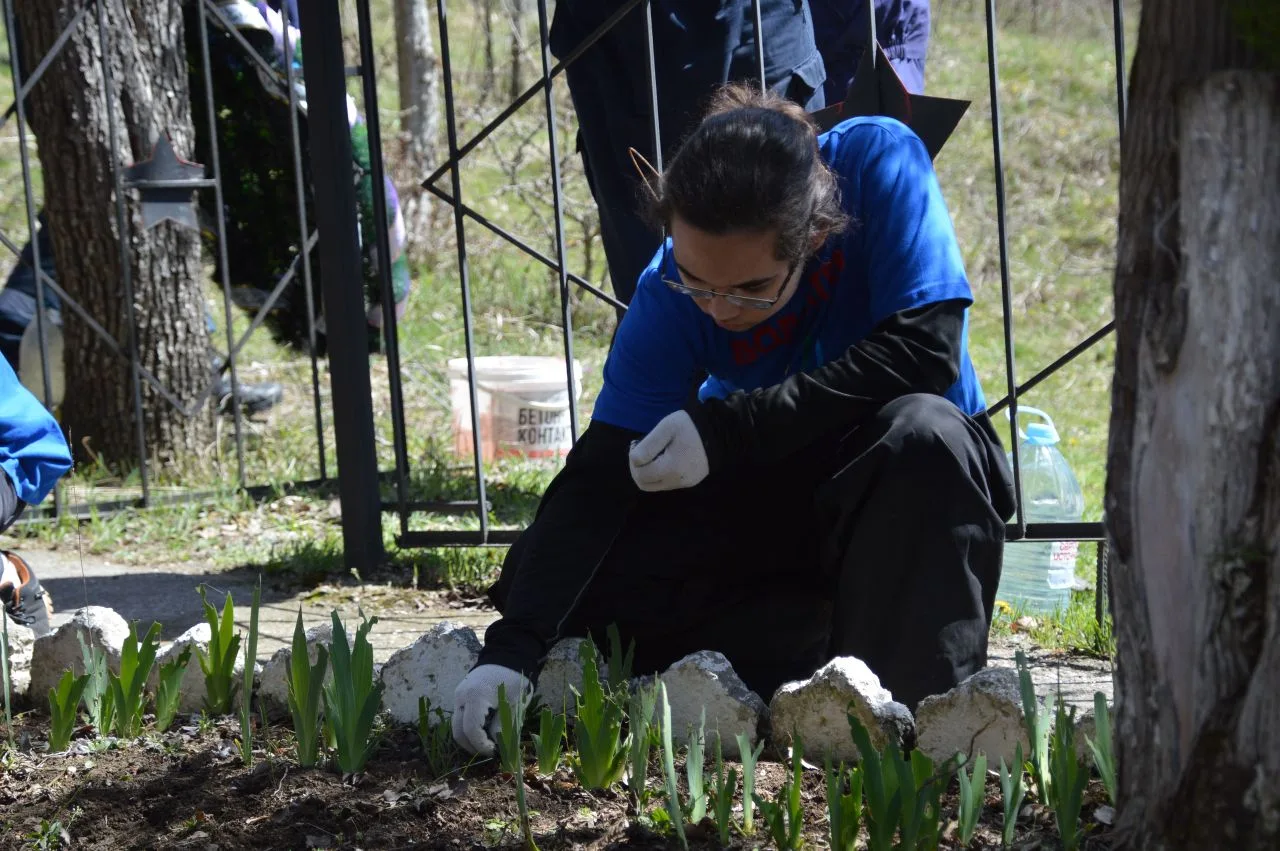 Сотрудники ГКУ РК "КРЫМ-СПАС" продолжают акцию по благоустройству памятных мест ВОВ Сотрудники ГКУ РК "КРЫМ-СПАС" продолжают акцию по благоустройству памятных мест ВОВ