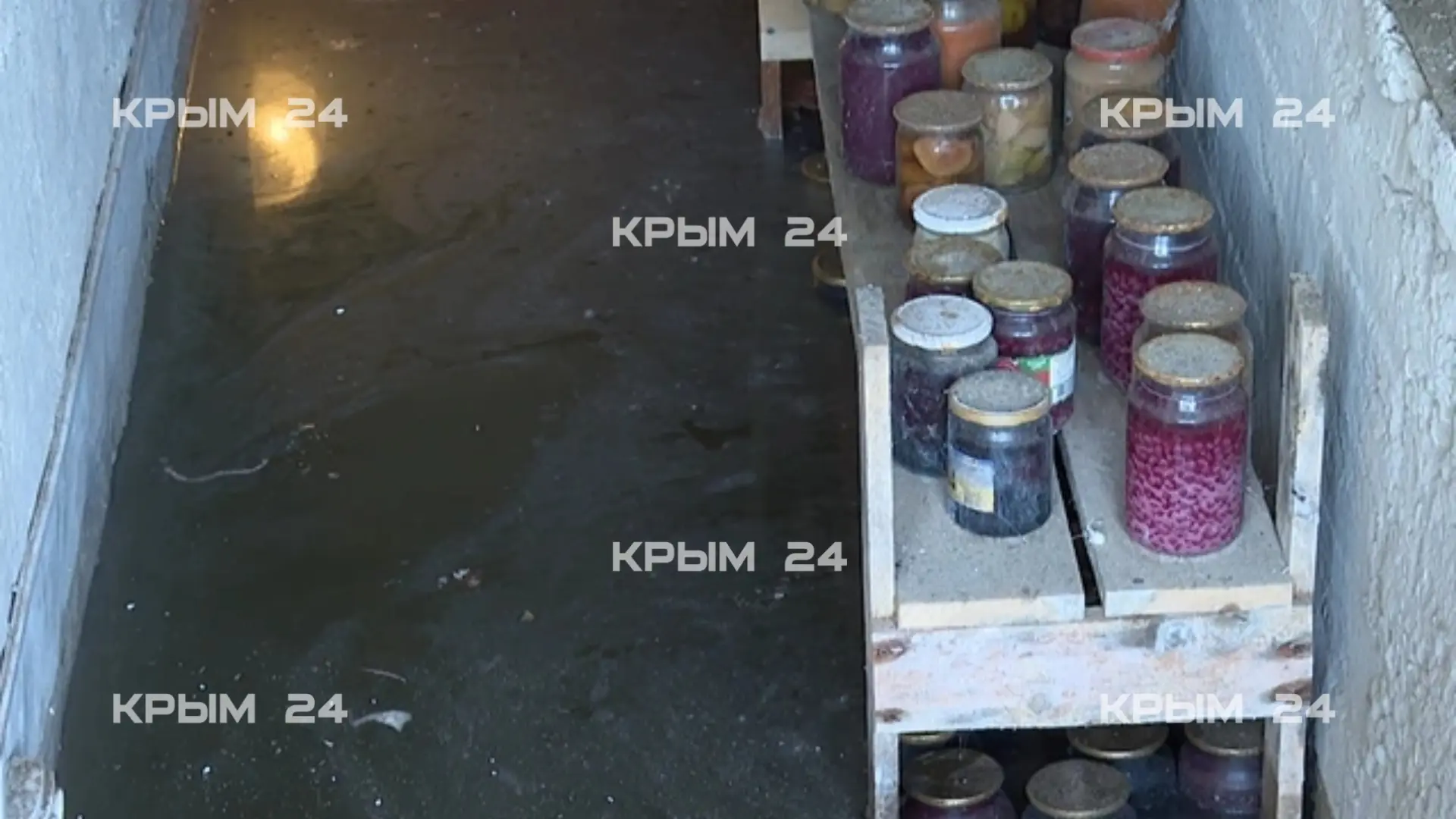 Частные участки в Керчи регулярно затапливает из-за изношенного водопровода