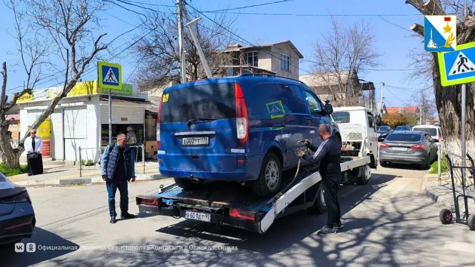 В Нахимовском районе пресекли незаконную торговлю рыбными консервами и деликатесами В Нахимовском районе пресекли незаконную торговлю рыбными консервами и деликатесами