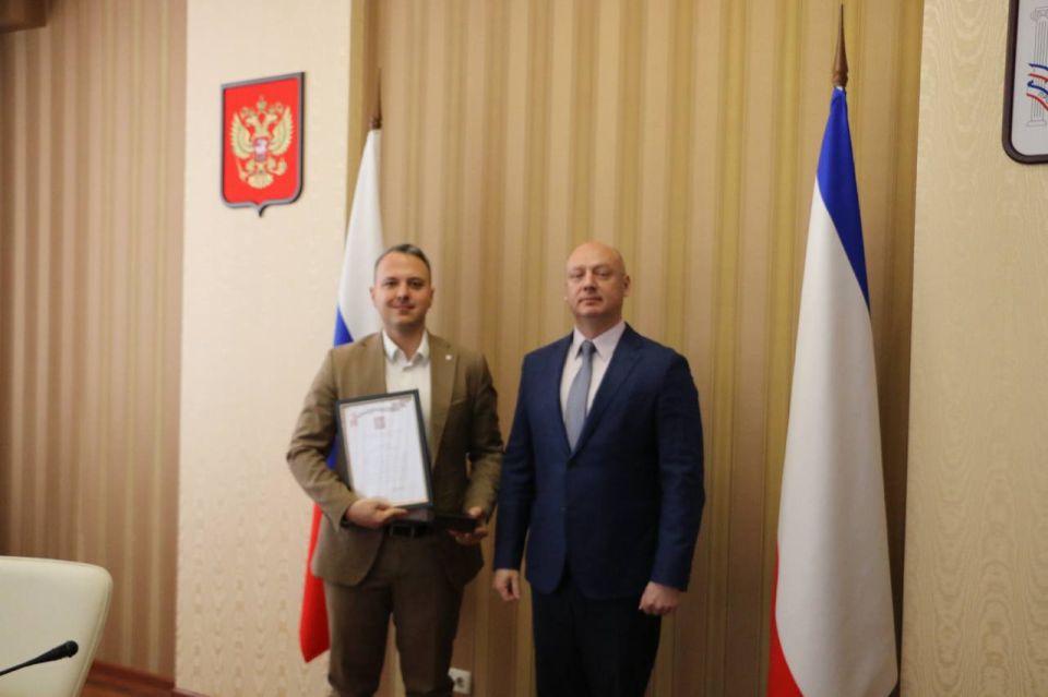 Алексей Зинченко: Был рад получить памятную медаль и благодарность за подготовку празднования 80-летия Победы в Великой Отечественной войне 1941-1945 годов из рук Главного федерального инспектора по Республике Крым...