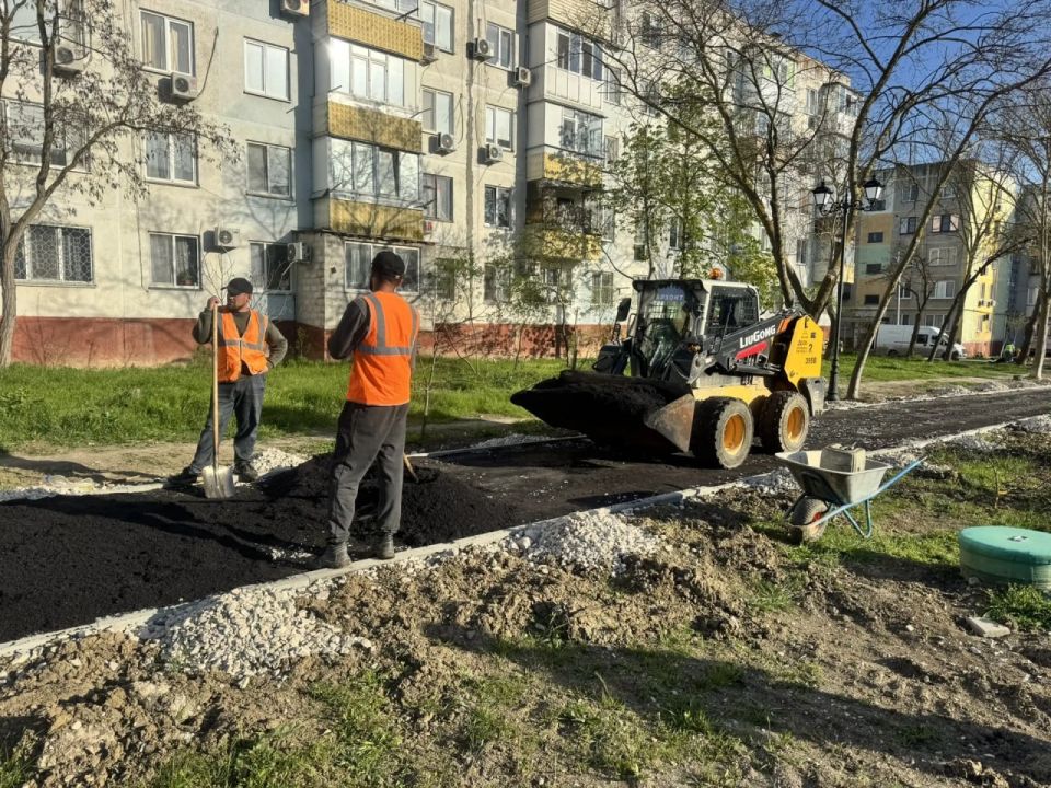 Возобновились работы по асфальтированию второй части пешеходной аллеи в районе улицы Блюхера Возобновились работы по асфальтированию второй части пешеходной аллеи в районе улицы Блюхера