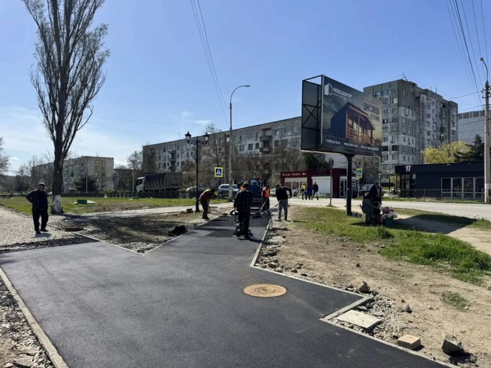 Возобновились работы по асфальтированию второй части пешеходной аллеи в районе улицы Блюхера Возобновились работы по асфальтированию второй части пешеходной аллеи в районе улицы Блюхера