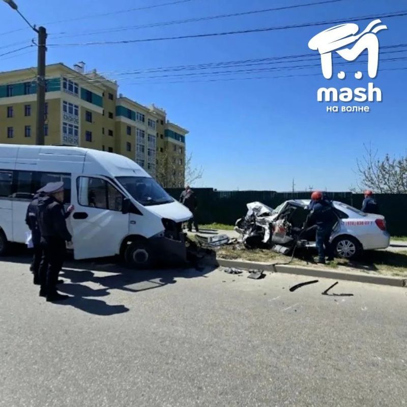 Семь человек попали в больницу после аварии с учебной машиной и служебным микроавтобусом