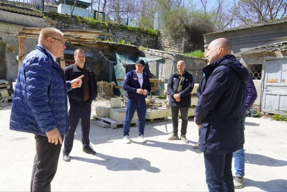 Министр строительства и архитектуры Республики Крым Эдуард Щёголев в рамках рабочего визита посетил с главой администрации Керчи Олегом Каторгиным бывшую гимназию №2, а также театр им. А.С. Пушкина Министр строительства и архитектуры Республики Крым Эдуард Щёголев в рамках рабочего визита посетил с главой администрации Керчи Олегом Каторгиным бывшую гимназию №2, а также театр им. А.С. Пушкина