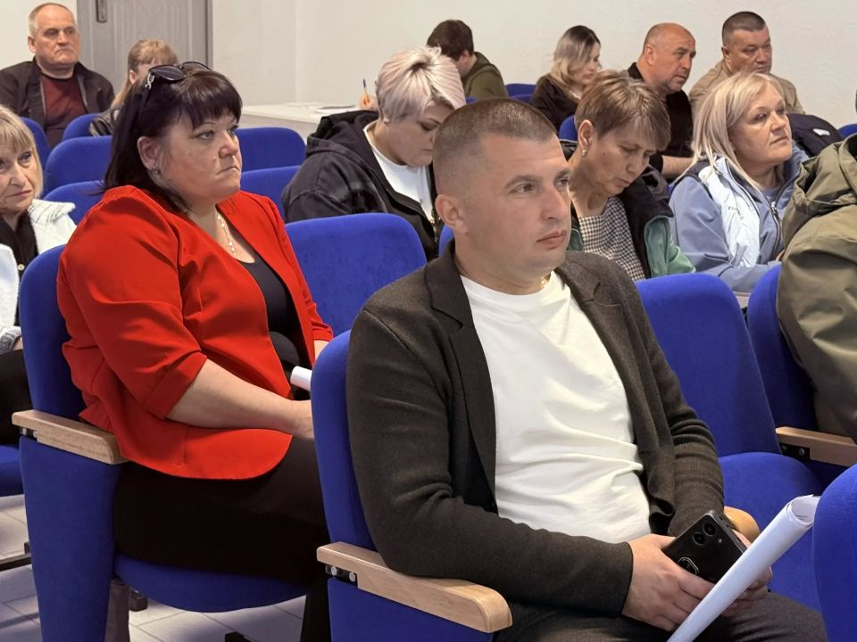 Антон Кравец: Совместно с председателем районного совета Дмитрием Мильгевским и его заместителем Ириной Швайко провели аппаратное совещание с руководителями предприятий и организаций района и главами сельских поселений Антон Кравец: Совместно с председателем районного совета Дмитрием Мильгевским и его заместителем Ириной Швайко провели аппаратное совещание с руководителями предприятий и организаций района и главами сельских поселений