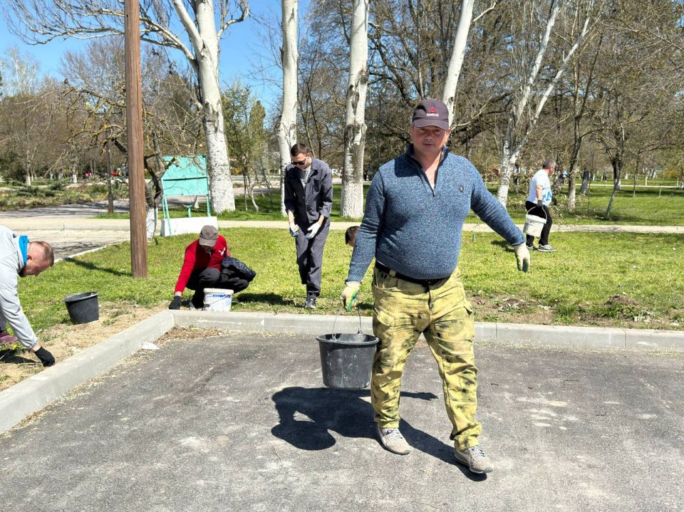 Антон Кравец: Сегодня дружным коллективом администрации района провели весенний субботник Антон Кравец: Сегодня дружным коллективом администрации района провели весенний субботник