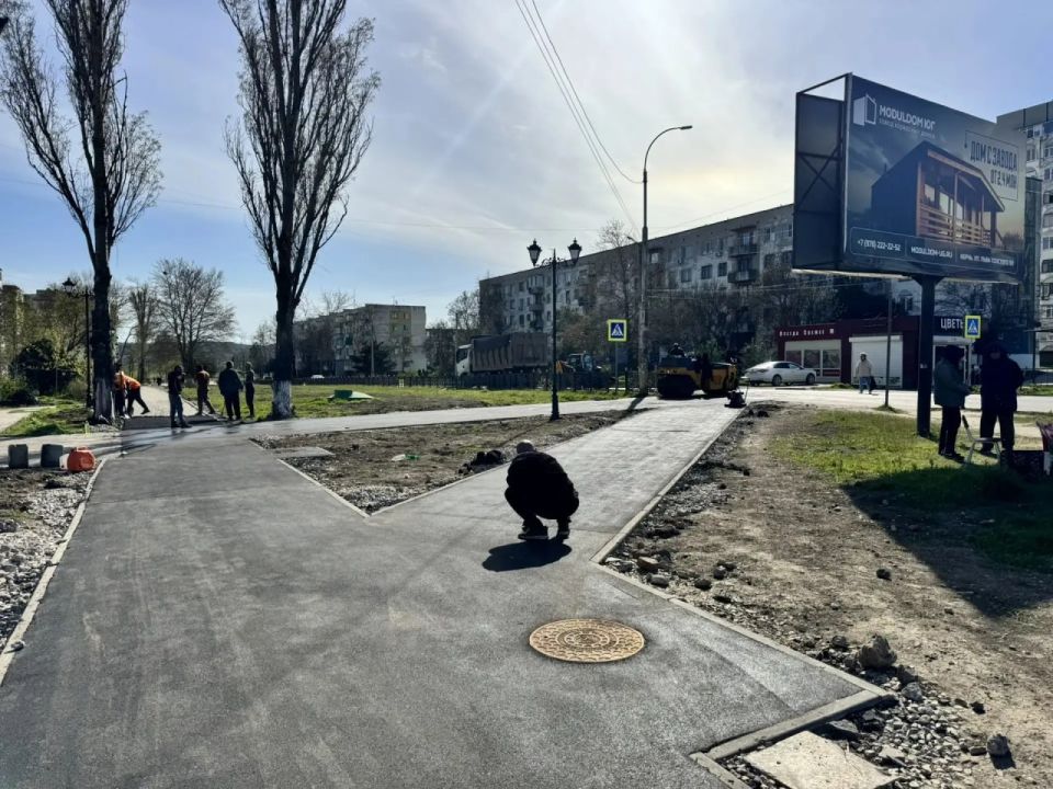 Возобновились работы по асфальтированию второй части пешеходной аллеи в районе улицы Блюхера Возобновились работы по асфальтированию второй части пешеходной аллеи в районе улицы Блюхера