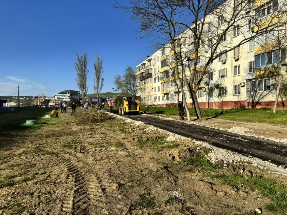 Возобновились работы по асфальтированию второй части пешеходной аллеи в районе улицы Блюхера Возобновились работы по асфальтированию второй части пешеходной аллеи в районе улицы Блюхера