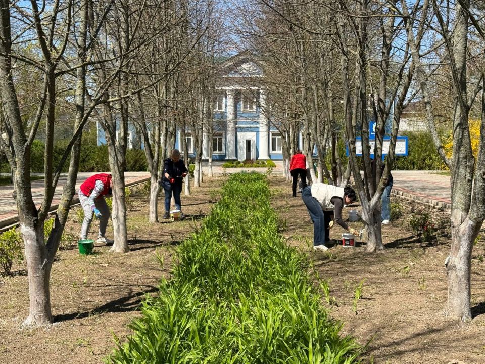 Антон Кравец: Сегодня дружным коллективом администрации района провели весенний субботник Антон Кравец: Сегодня дружным коллективом администрации района провели весенний субботник