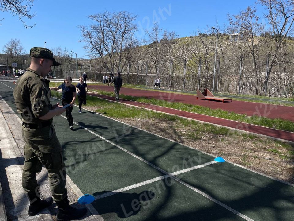 Ученики 25-ой балаклавской школы присоединились к проекту «Равнение на героев» Ученики 25-ой балаклавской школы присоединились к проекту «Равнение на героев»