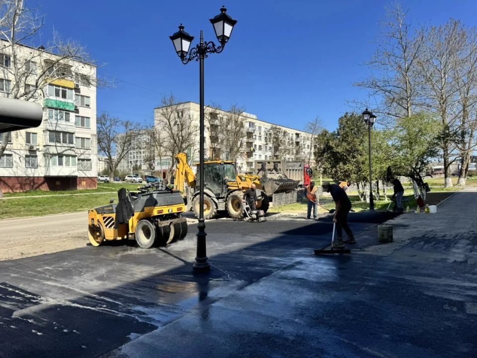 Возобновились работы по асфальтированию второй части пешеходной аллеи в районе улицы Блюхера Возобновились работы по асфальтированию второй части пешеходной аллеи в районе улицы Блюхера