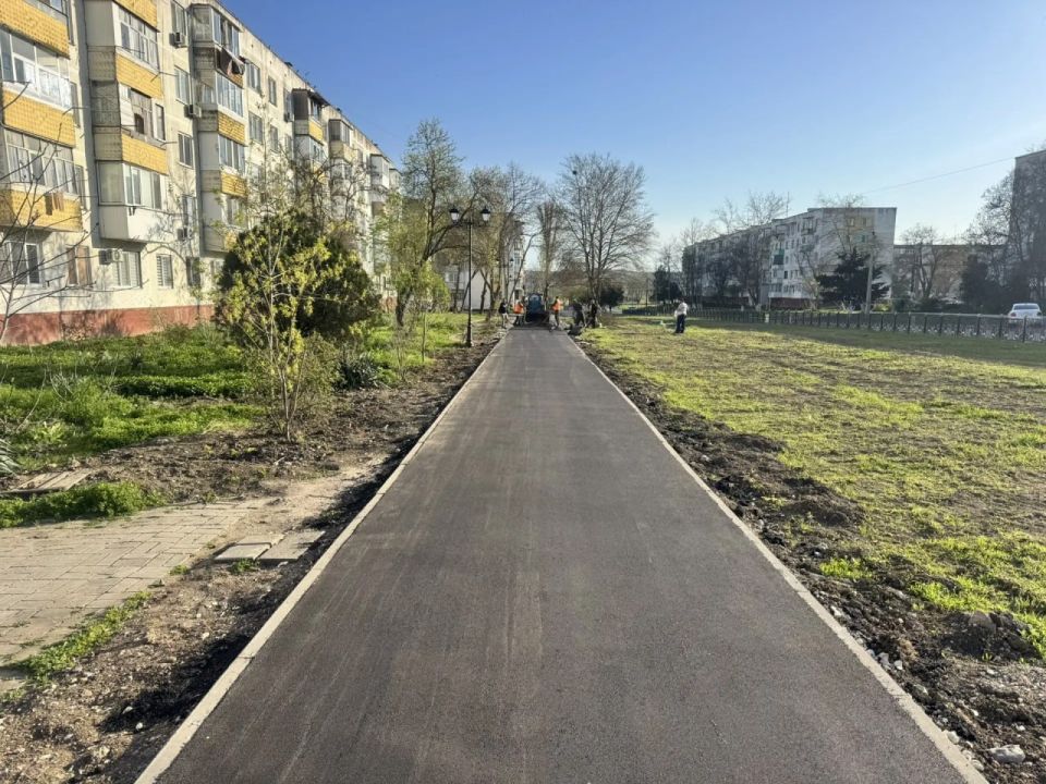 Возобновились работы по асфальтированию второй части пешеходной аллеи в районе улицы Блюхера Возобновились работы по асфальтированию второй части пешеходной аллеи в районе улицы Блюхера