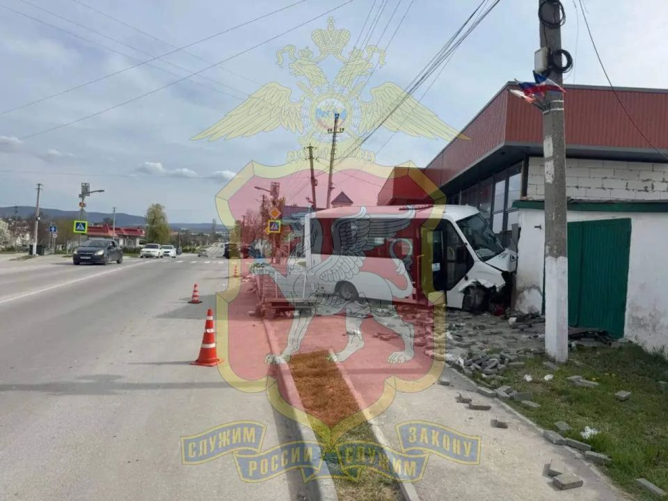 Водителю стало плохо за рулем: автобус врезался в ограждение дома в Белогорске Водителю стало плохо за рулем: автобус врезался в ограждение дома в Белогорске
