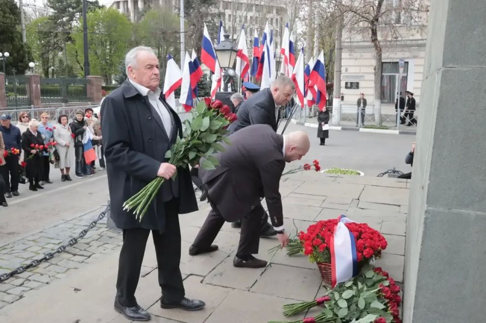 В Крыму отмечают годовщину манифеста Екатерины II о принятии полуострова в состав России В Крыму отмечают годовщину манифеста Екатерины II о принятии полуострова в состав России