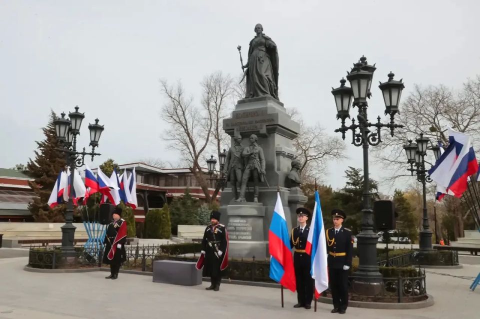 В Крыму отмечают годовщину манифеста Екатерины II о принятии полуострова в состав России В Крыму отмечают годовщину манифеста Екатерины II о принятии полуострова в состав России