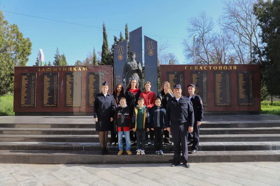 Память о героях: полиция Севастополя организовала для воспитанников приюта экскурсию в музей Память о героях: полиция Севастополя организовала для воспитанников приюта экскурсию в музей