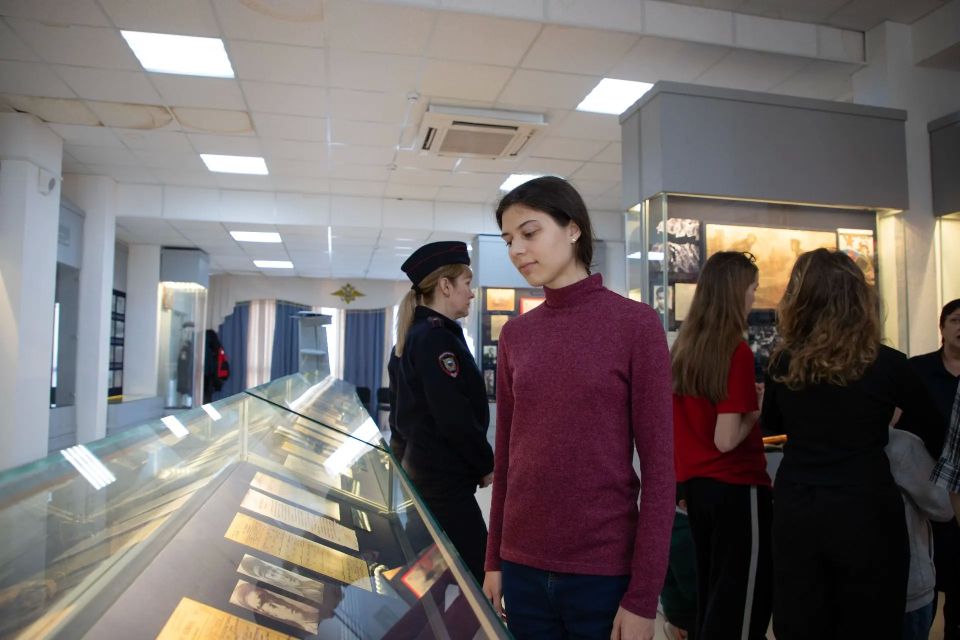 Память о героях: полиция Севастополя организовала для воспитанников приюта экскурсию в музей Память о героях: полиция Севастополя организовала для воспитанников приюта экскурсию в музей