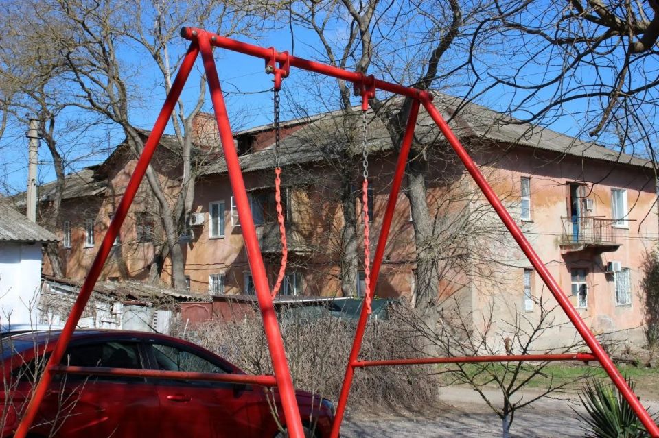 В Керчи продолжается работа по обновлению и ремонту игровых элементов на детских площадках В Керчи продолжается работа по обновлению и ремонту игровых элементов на детских площадках