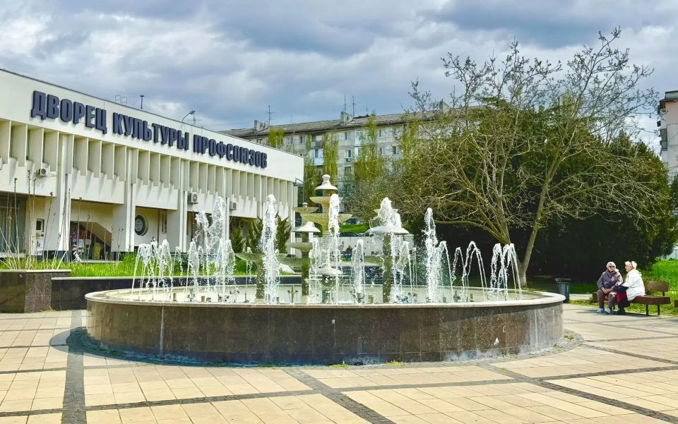 Сезон фонтанов стартовал вчера в скверах Симферополя Сезон фонтанов стартовал вчера в скверах Симферополя