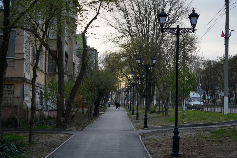 В Керчи завершили работы над обновлением еще одной пешеходной аллеи В Керчи завершили работы над обновлением еще одной пешеходной аллеи