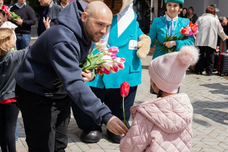 На ж/д вокзале Симферополя пассажиркам поездов подарили более 300 тюльпанов На ж/д вокзале Симферополя пассажиркам поездов подарили более 300 тюльпанов