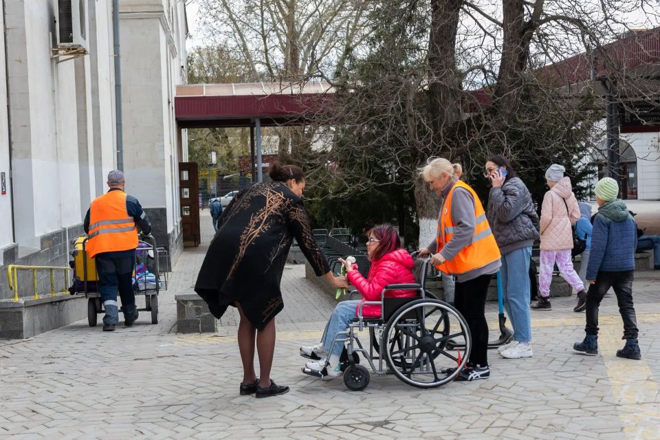На Крымской железной дороге пассажиркам подарили сотни тюльпанов На Крымской железной дороге пассажиркам подарили сотни тюльпанов