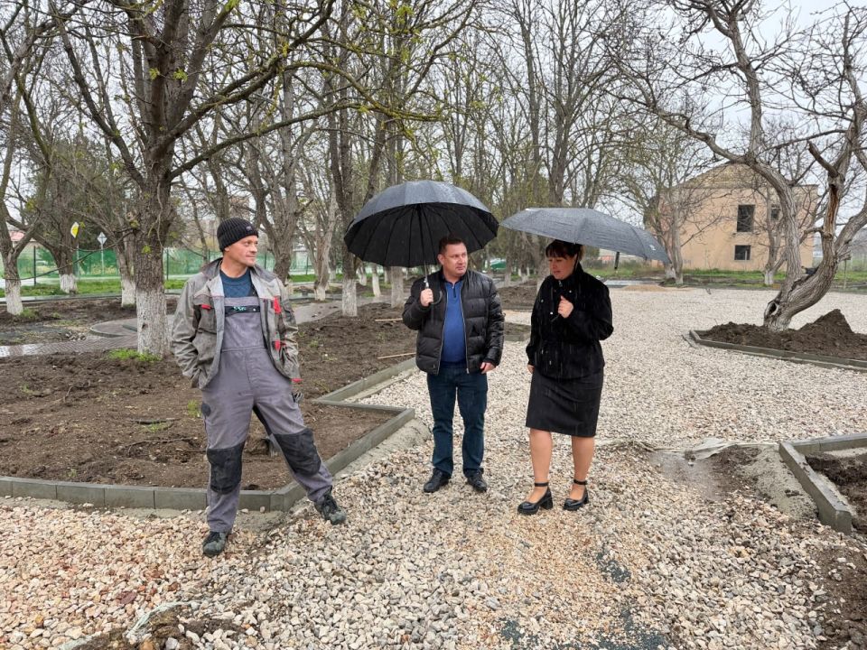 Юрий Нестеренко: Посещая во время региональной недели Пожарское сельское поселение, осмотрел реконструкцию Сквера Защитников Отечества