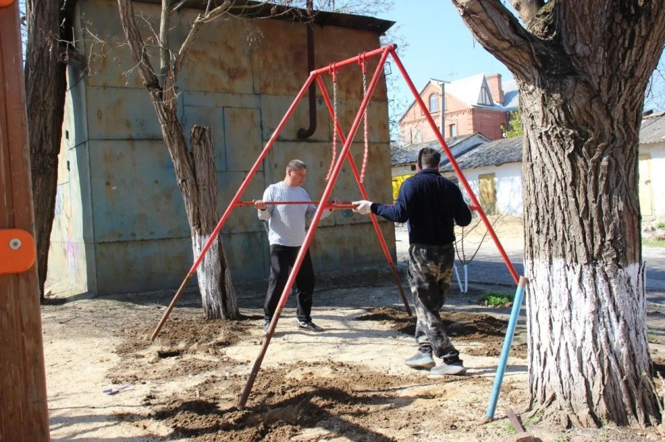 В Керчи продолжается работа по обновлению и ремонту игровых элементов на детских площадках В Керчи продолжается работа по обновлению и ремонту игровых элементов на детских площадках