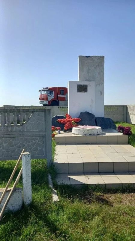 Сотрудники Пожарной охраны РК приводят в порядок памятные места Великой Отечественной войны