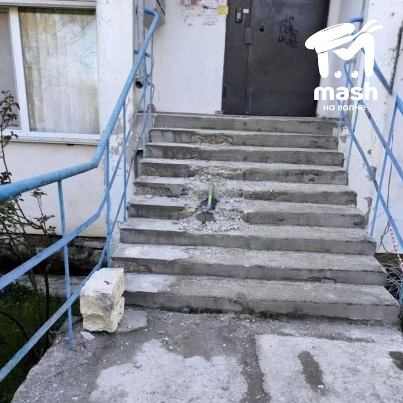 Люди массово отключают домофоны в Новофёдоровке после того, как девушка не смогла спрятаться в поддъезде во время атаки БПЛА и погибла