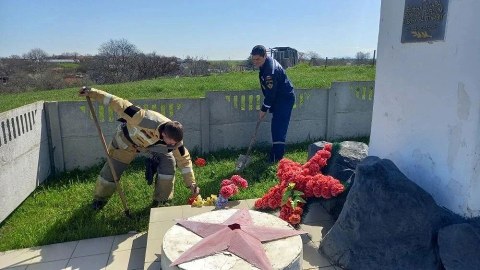 Сотрудники Пожарной охраны РК приводят в порядок памятные места Великой Отечественной войны Сотрудники Пожарной охраны РК приводят в порядок памятные места Великой Отечественной войны