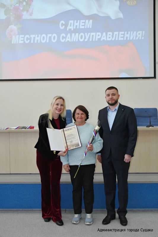 Руководители города наградили сотрудников органов местного самоуправления Руководители города наградили сотрудников органов местного самоуправления