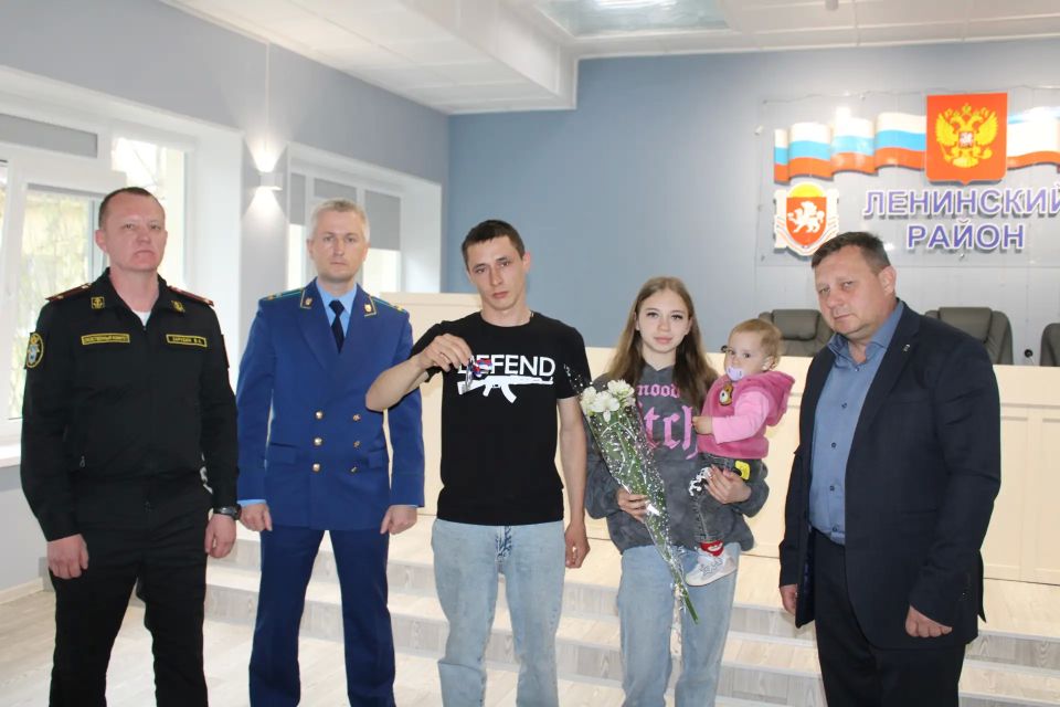 Сегодня в торжественной обстановке первый заместитель главы администрации Александр Саенко, совместно с прокурором района Алексеем Масенко и представителем следственного комитета Валерием Зарубиным, вручили ключи от квартир... Сегодня в торжественной обстановке первый заместитель главы администрации Александр Саенко, совместно с прокурором района Алексеем Масенко и представителем следственного комитета Валерием Зарубиным, вручили ключи от квартир...