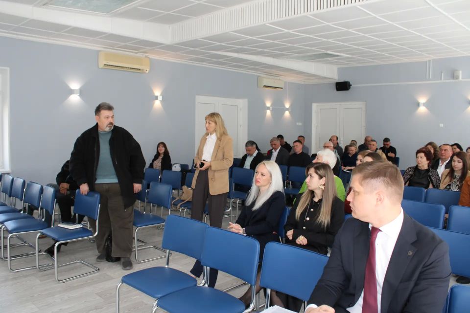 Первый заместитель главы администрации Ленинского района Александр Саенко совместно с председателем районного совета Викторией Заботиной и заместителями главы Аметом Абильваповым и Еленой Рудюк провёл еженедельное аппаратное... Первый заместитель главы администрации Ленинского района Александр Саенко совместно с председателем районного совета Викторией Заботиной и заместителями главы Аметом Абильваповым и Еленой Рудюк провёл еженедельное аппаратное...