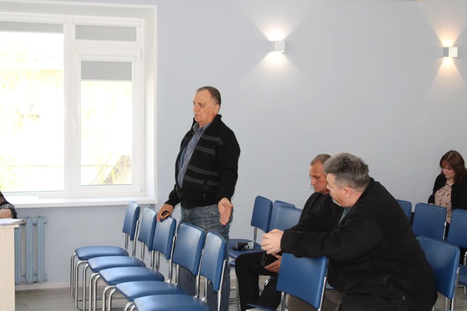 Первый заместитель главы администрации Ленинского района Александр Саенко совместно с председателем районного совета Викторией Заботиной и заместителями главы Аметом Абильваповым и Еленой Рудюк провёл еженедельное аппаратное... Первый заместитель главы администрации Ленинского района Александр Саенко совместно с председателем районного совета Викторией Заботиной и заместителями главы Аметом Абильваповым и Еленой Рудюк провёл еженедельное аппаратное...