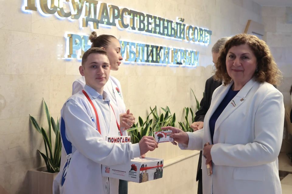 Депутаты крымского парламента присоединились к акции «Красная гвоздика» Депутаты крымского парламента присоединились к акции «Красная гвоздика»